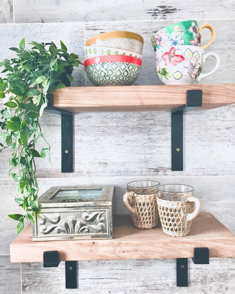 ⭐Estante Pergamino👉El estante Pergamino está hecho de madera de petiribí y ménsulas de hierro.